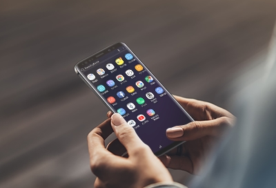 Illustration depicting various application errors and performance issues on a Samsung mobile screen.