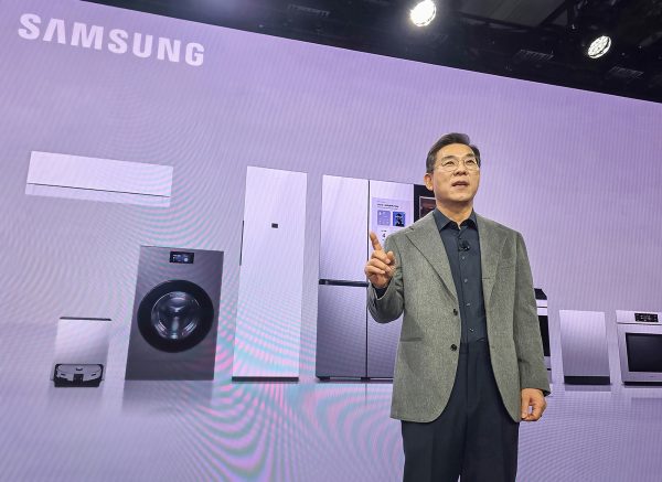 Samsung Executive Vice President Cheolgi Kim presenting the SmartThings and AI appliance ecosystem at CES 2026.