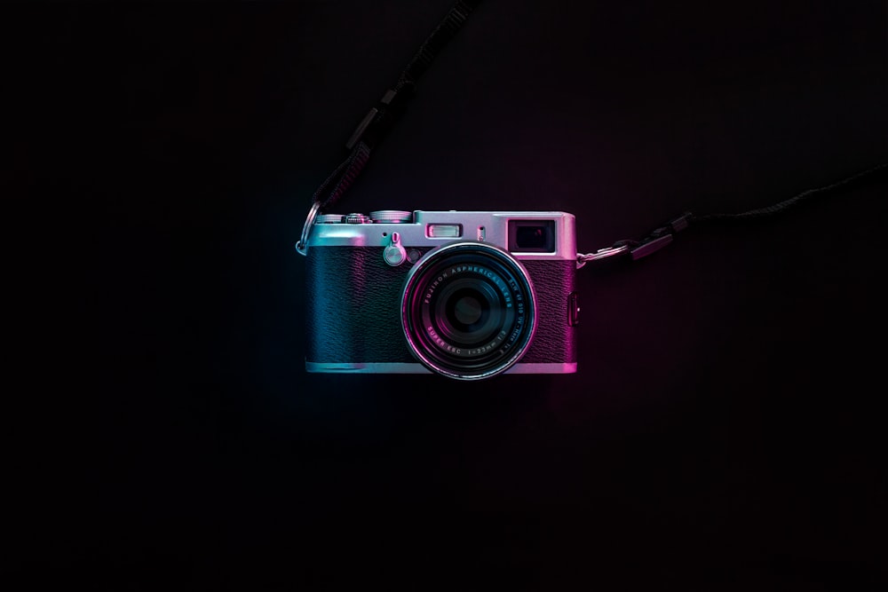 An infographic illustrating the difference between optical zoom and digital zoom mechanisms.