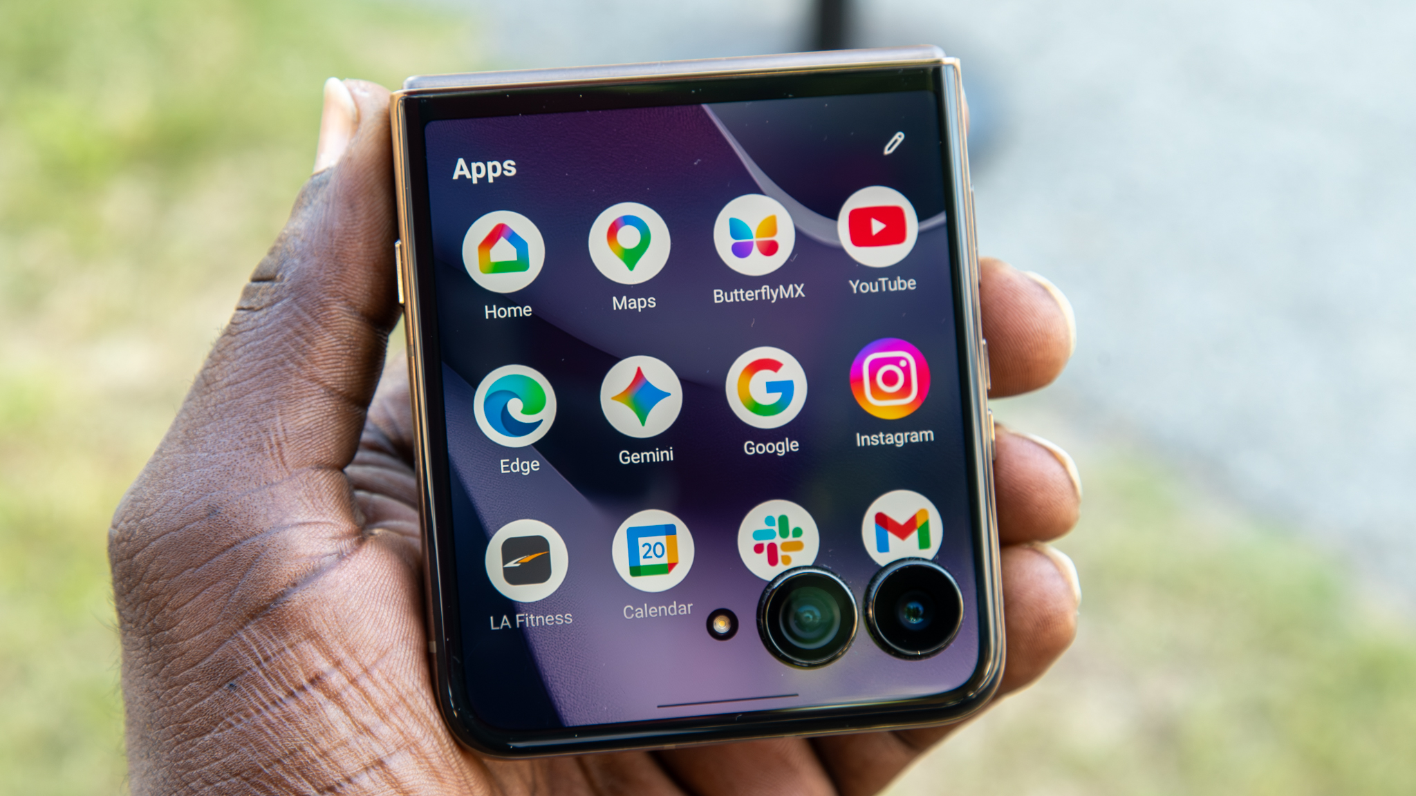 The interactive large cover screen of the Razr Ultra 2026 displaying notifications.