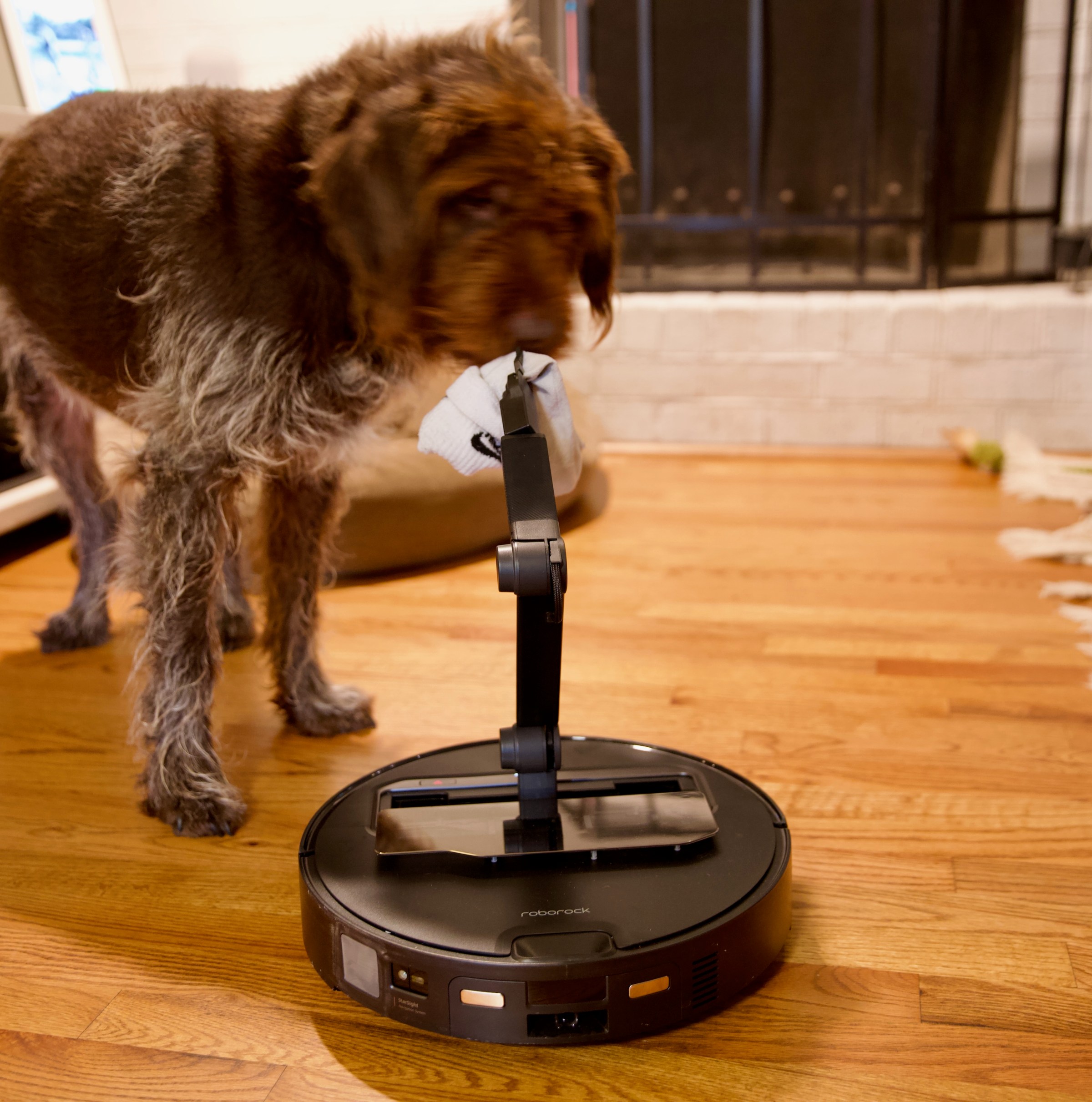 Profile view of the Roborock Saros Z70 highlighting the OmniGrip robotic arm mechanism.