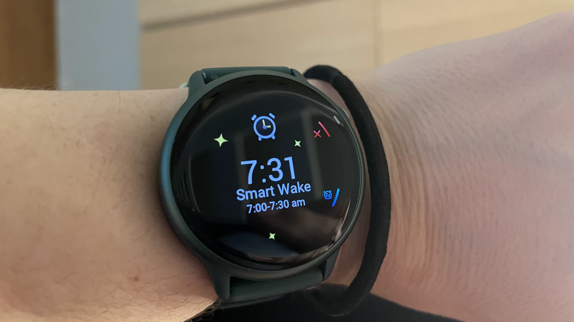 Close-up of the Garmin Vivoactive 6 screen showing the Smart Wake alarm interface.