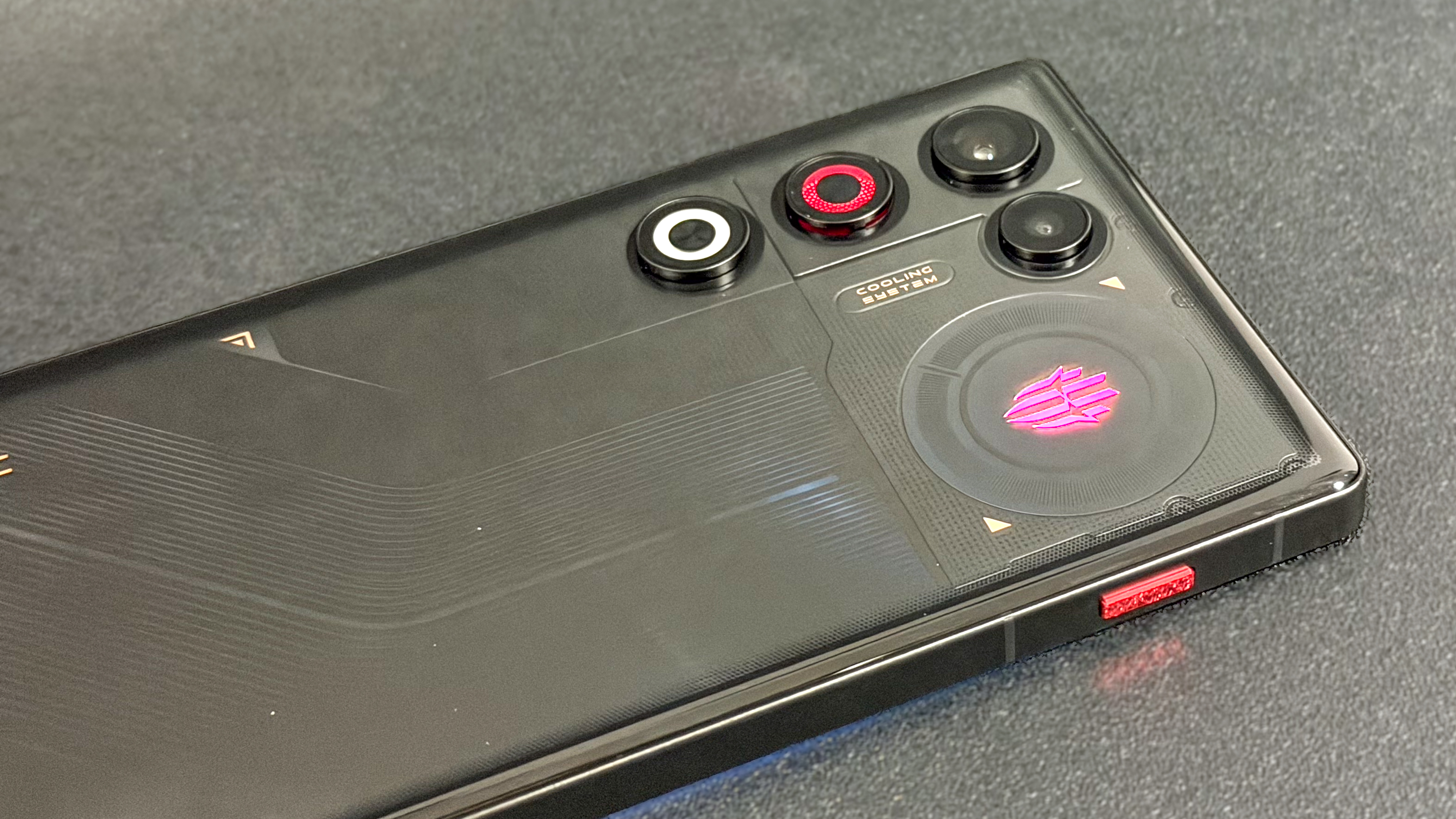 Close-up of the 520Hz capacitive shoulder triggers on the frame.