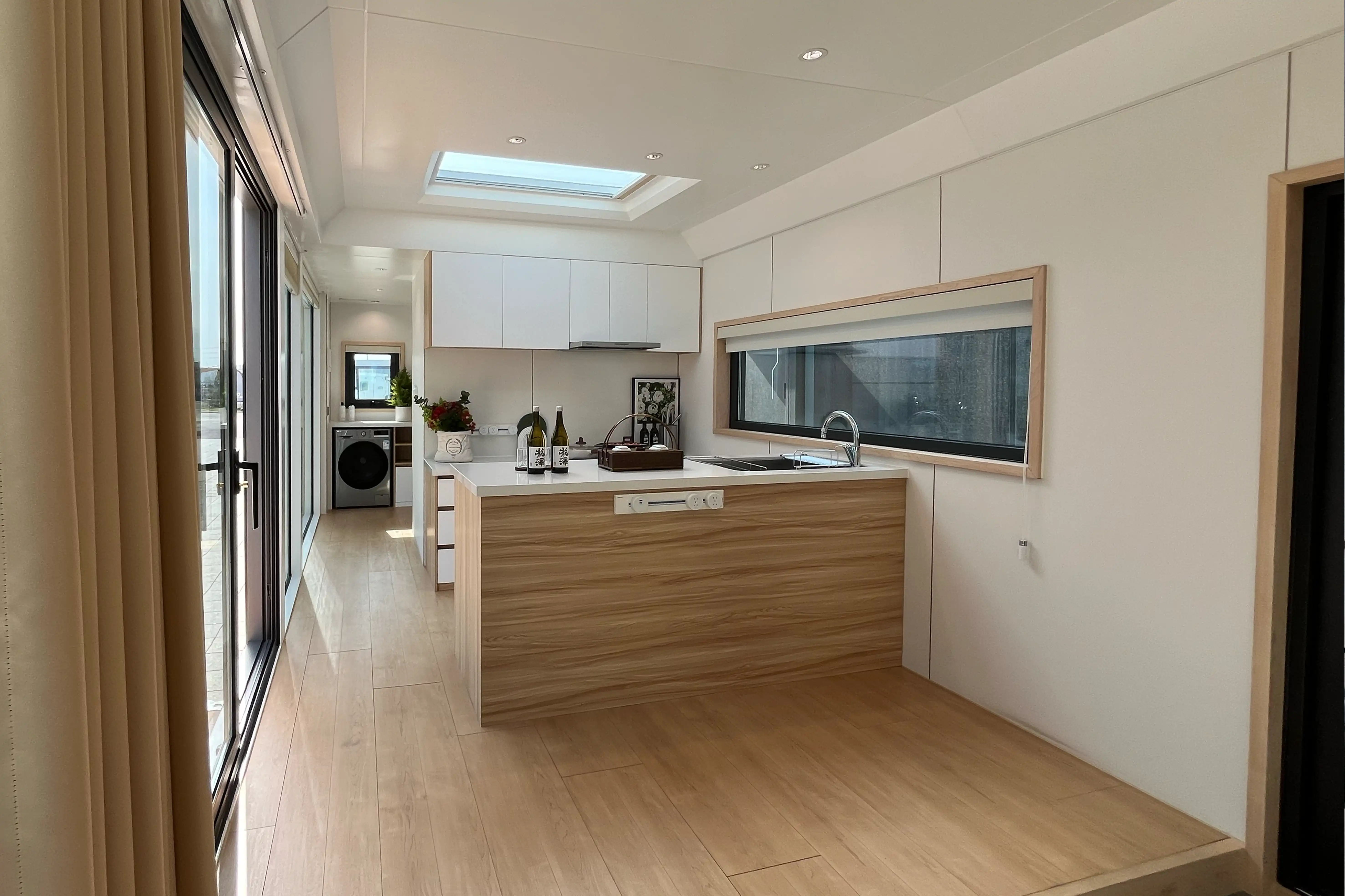 Exterior view of a modern E40S model capsule house designed for seismic and disaster protection.