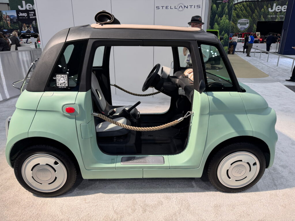 Side profile of the doorless Fiat Topolino Dolcevita version with rope barriers