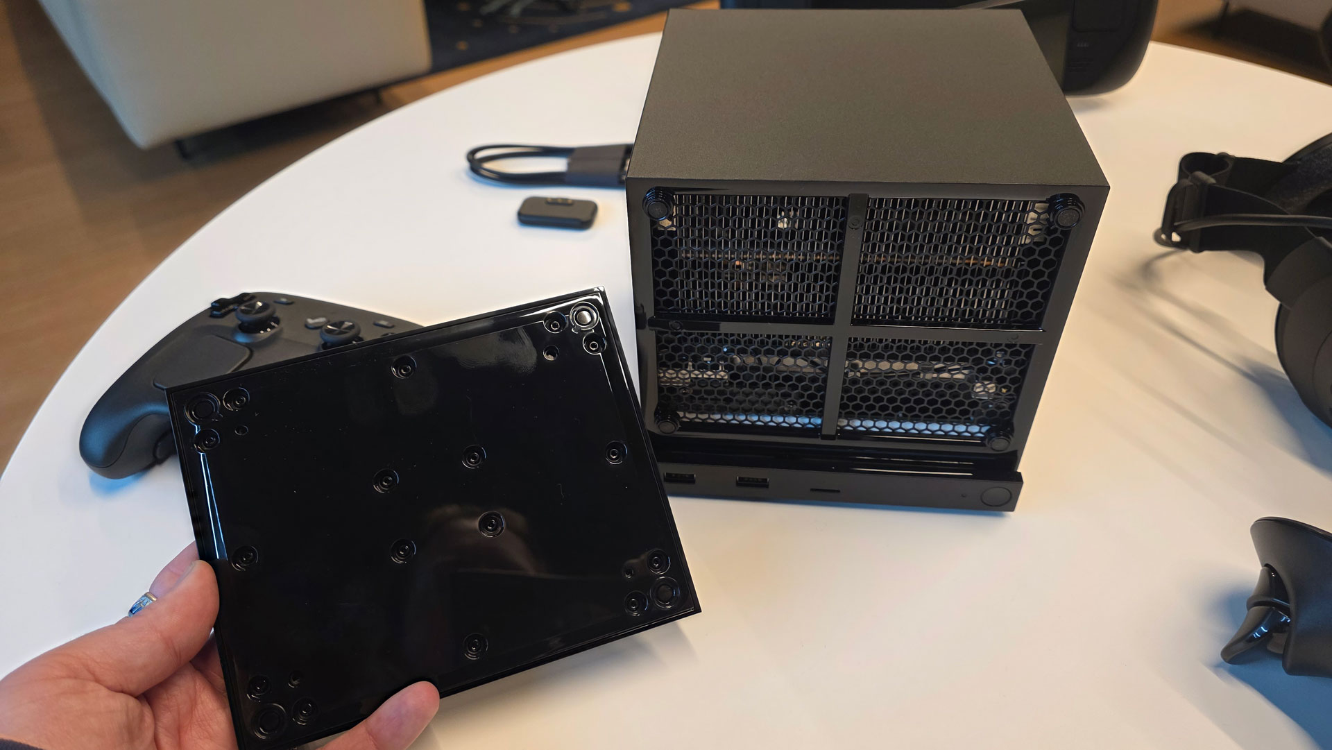 Internal view of the Steam Machine's cooling assembly and heatsink.